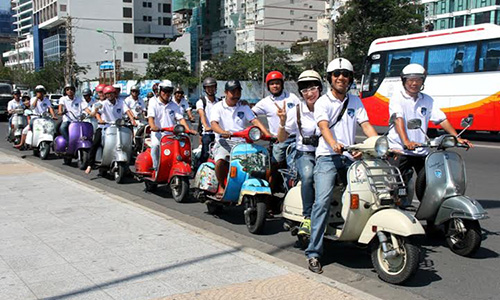 Hàng trăm Vespa cổ tụ hội tại Festival biển Nha Trang